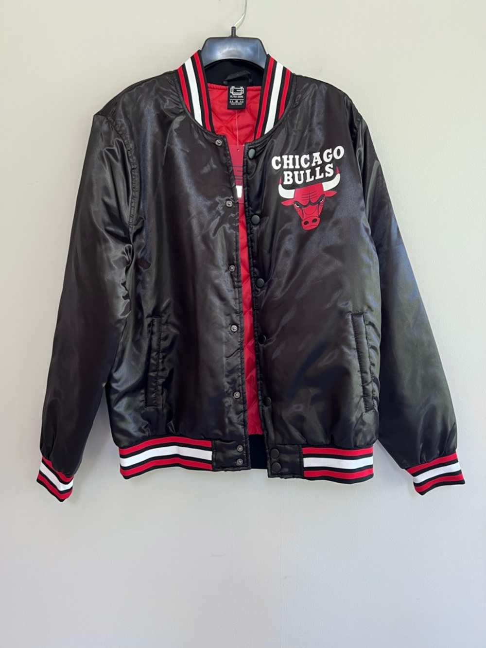 Ultra Game NWT NBA Chicago Bulls Satin Button Up Varsity Jacket, Black/Red, M - Picture 3 of 13